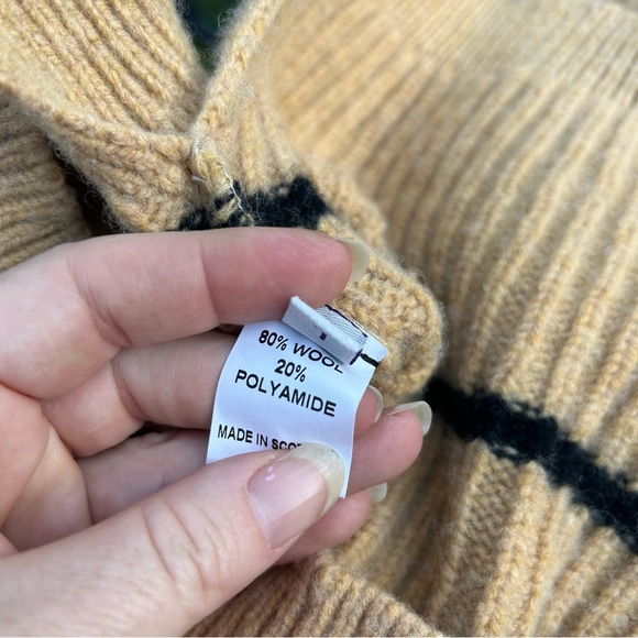 Universal Studios Hufflepuff Quidditch Adult Sweater Harry Potter - Picture 5 of 6